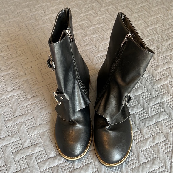 Black Boots - size 40/8 - Picture 2 of 8